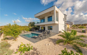 Stunning Home In Mandre